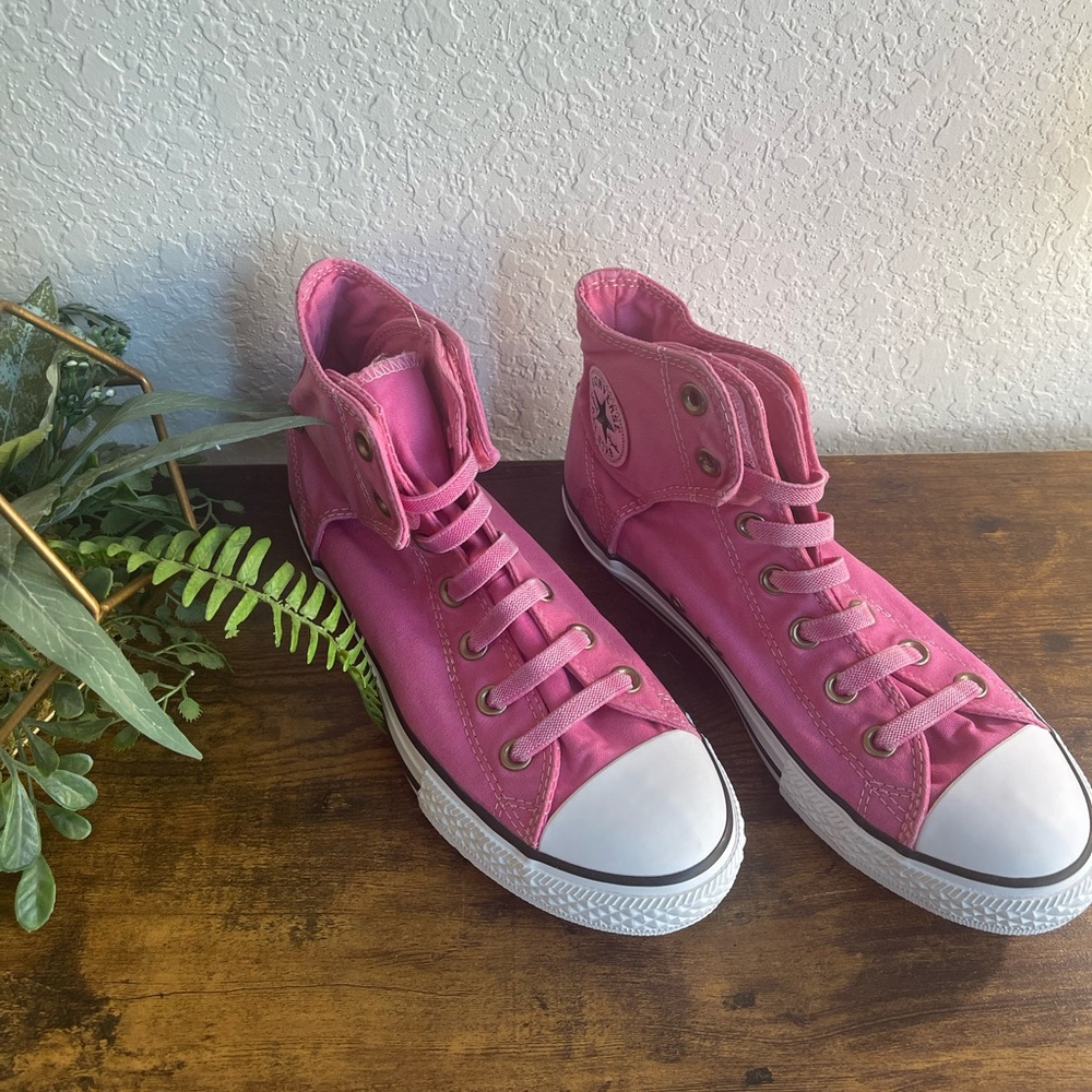 NWOT- Chuck Taylor All Star Pink No Tie Elastic Strings- Men’s 5 / Women’s 7